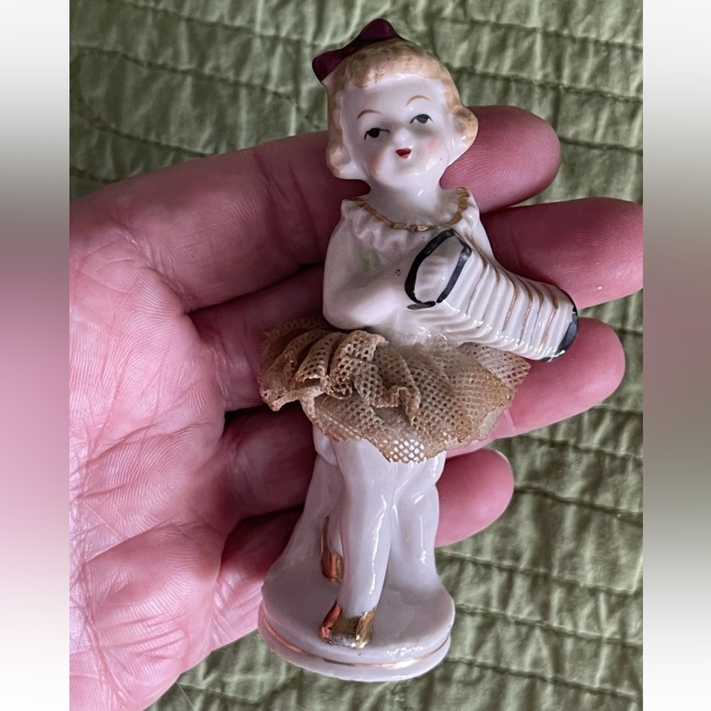 VINTAGE 1950s CERAMIC BALLERINA GIRL IN TUTU PLAYING AN ACCORDION FIGURINE